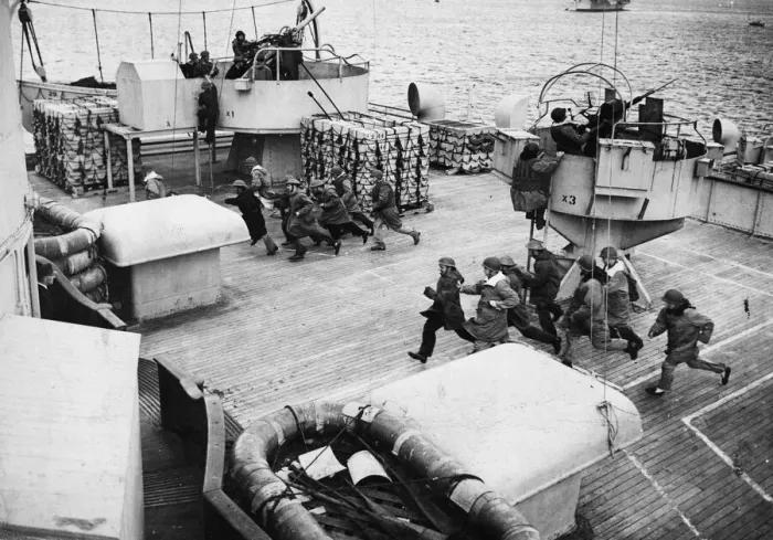 Framed Print : British and American gunners on the Queen Mary during an exercise Framed Print : British and American gunners on the Queen Mary during an exercise