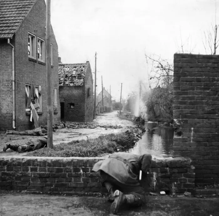 Framed Print : British army counter booby trap patrol soldiers drop flat as a mortar bomb falls into Framed Print : British army counter booby trap patrol soldiers drop flat as a mortar bomb falls into