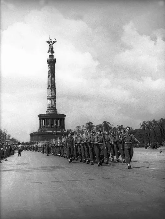 Framed Print : British army soldiers during a parade at 200 ft Sieges Saule Column of Victory in Berlin Framed Print : British army soldiers during a parade at 200 ft Sieges Saule Column of Victory in Berlin