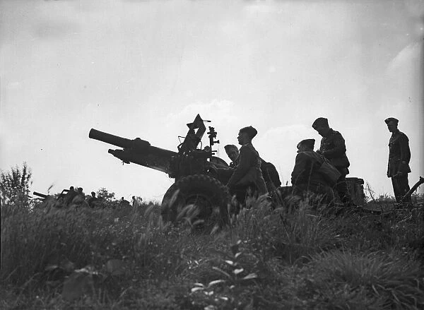The British Army in training with a new field gun. world War Two