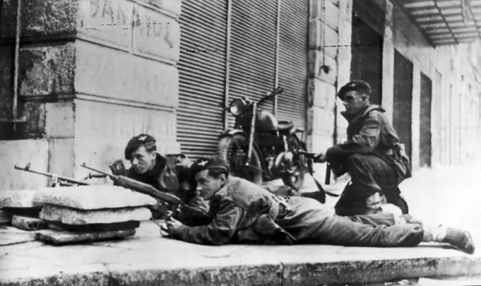 Framed Print : British army troops involved in street fighting in Athens