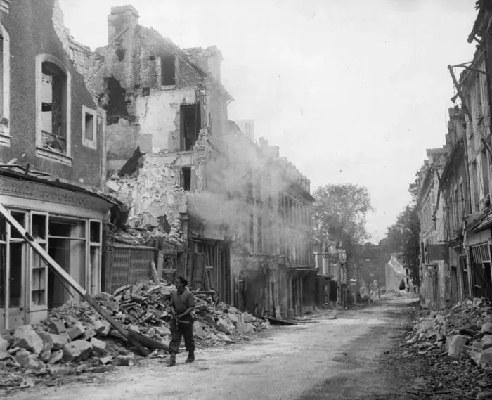 Framed Print : British and Canadian troops enter the liberated town of Falaise, Northern France Framed Print : British and Canadian troops enter the liberated town of Falaise, Northern France