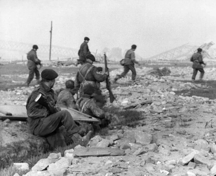 Framed Print : British commandos of the 1st Commando Brigade made a surprise crossing on the Rhine in