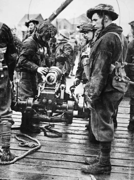 Framed Print : British commandos dismantle a mountain howitzer during Second World War