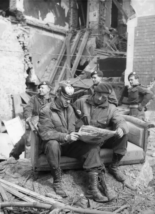 Framed Print : British Commandos resting in Wesel, Germany. Sergeant Murdoch (wearing helmet Framed Print : British Commandos resting in Wesel, Germany. Sergeant Murdoch (wearing helmet