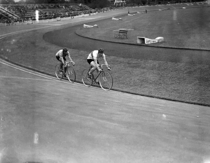 Framed Print : British cyclist Reg Harris wins a race in the 1948 Olympic Sprint Cycling event at Herne