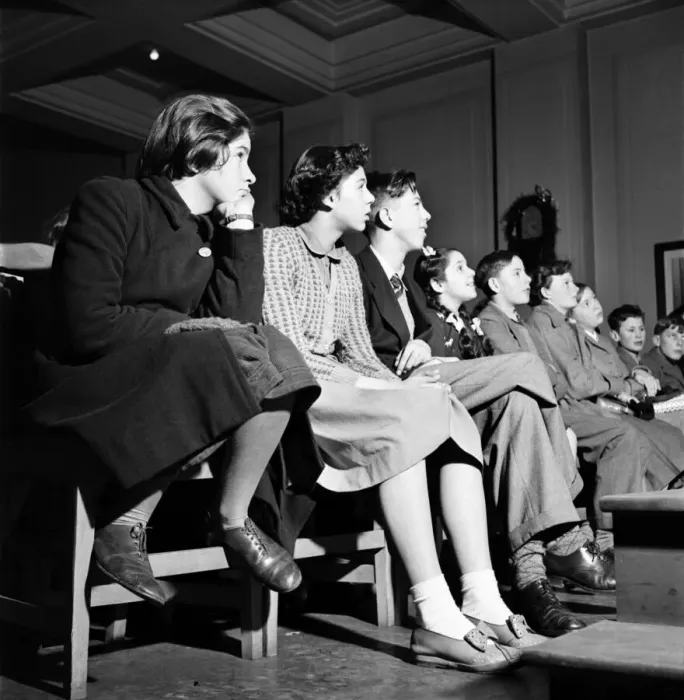 Framed Print : British Drama League. British stage actor Donald Wolfit lectures to children Framed Print : British Drama League. British stage actor Donald Wolfit lectures to children