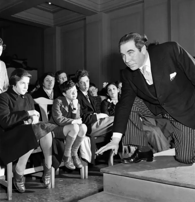 Framed Print : British Drama League. British stage actor Donald Wolfit lectures to children Framed Print : British Drama League. British stage actor Donald Wolfit lectures to children