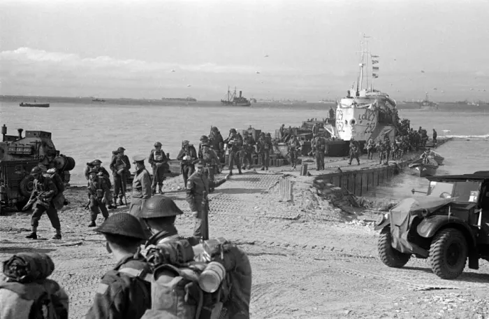Framed Print : British re enforcement land on Gold beach for the big push into the Normandy town of Caen