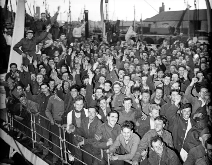 Framed Print : British Expeditionary Forces return from Dunkirk. June 1940. W318F Framed Print : British Expeditionary Forces return from Dunkirk. June 1940. W318F