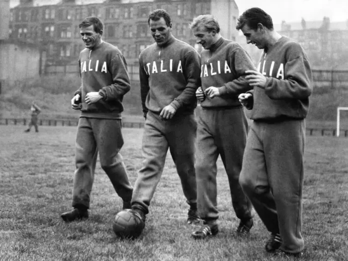 Framed Print : British footballers who play for Italian clubs (left to right) Gerry Hitchens