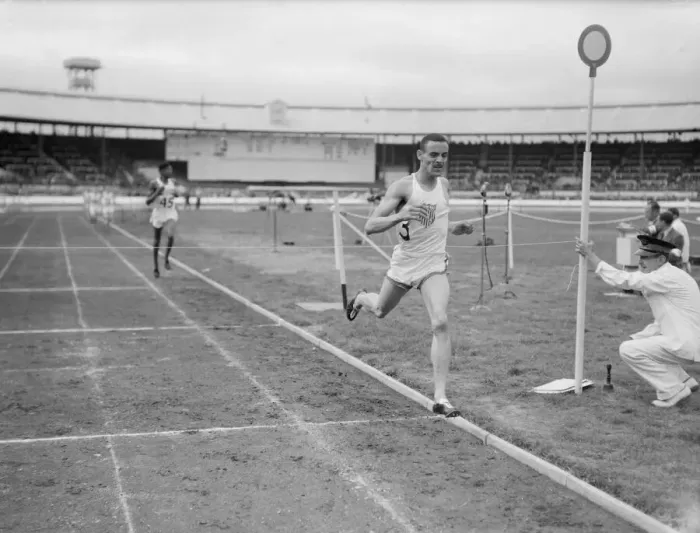 Framed Print : British Games at White City 1950 Mal Whitfield (US) beating As Wint (GB Framed Print : British Games at White City 1950 Mal Whitfield (US) beating As Wint (GB