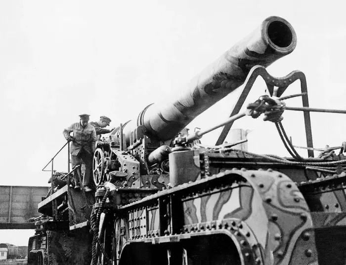 Framed Print : British gunners preparing a heavy gun on its own transporter - France World War One 1918