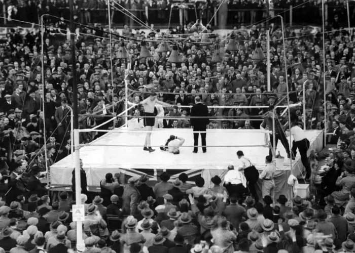 Framed Print : British heavyweight champion Jack Petersen in action against German heavyweight Heine