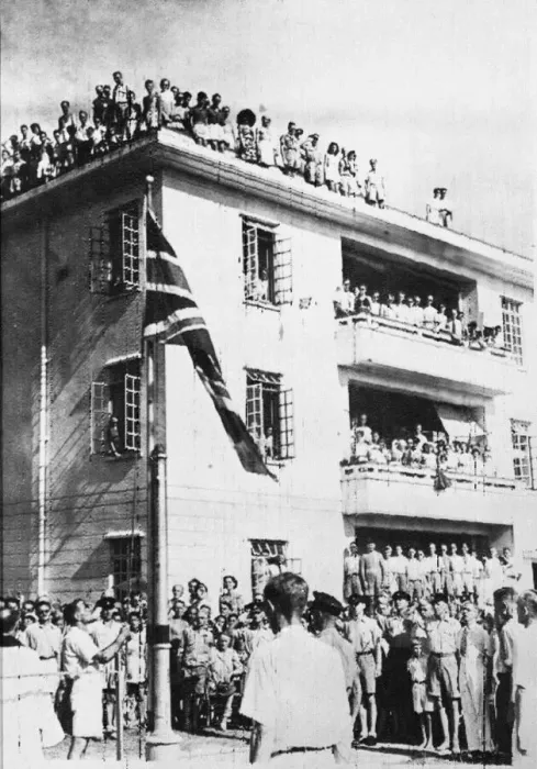 Framed Print : British internees at Camp Stanley, Hong Kong, celebrate their liberation