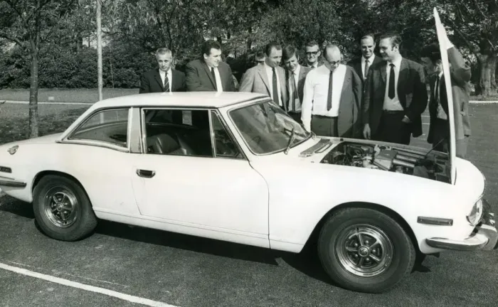 Framed Print : British Leyland service and technical specialists from many European countries examine a Framed Print : British Leyland service and technical specialists from many European countries examine a