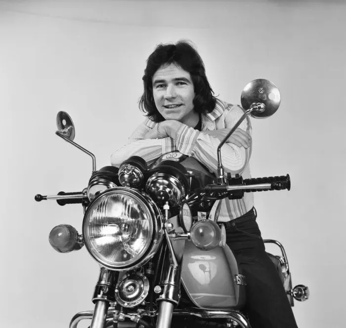Framed Print : British Motorcycle road racer Barry Sheene poses on a Suzuki GT 750 in the Daily Mirror Framed Print : British Motorcycle road racer Barry Sheene poses on a Suzuki GT 750 in the Daily Mirror