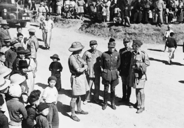 Framed Print : British officers meet with a Chinese Colonel and other officers of the Chinese forces Framed Print : British officers meet with a Chinese Colonel and other officers of the Chinese forces