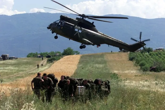 Framed Print : British Paratroopers deploying at the Kosovo border, June 1999 during the Kosovo