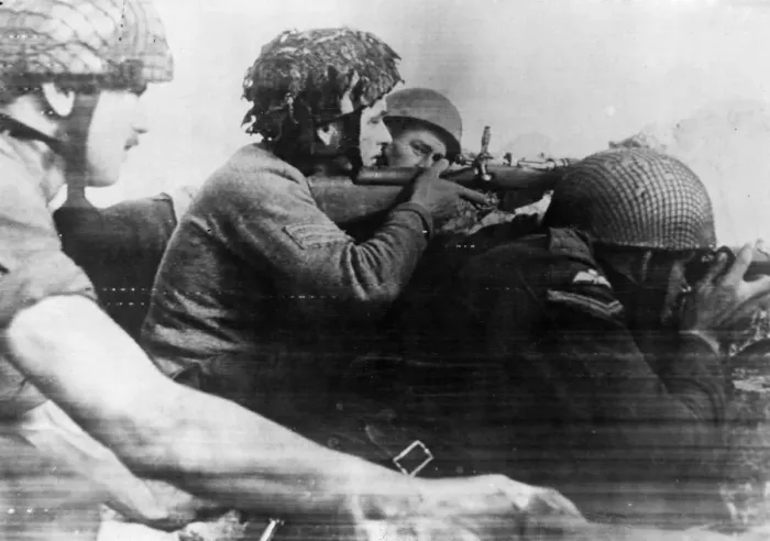 Framed Print : British paratroopers fighting near the Acropolis in Athens. Circa January 1945 Framed Print : British paratroopers fighting near the Acropolis in Athens. Circa January 1945