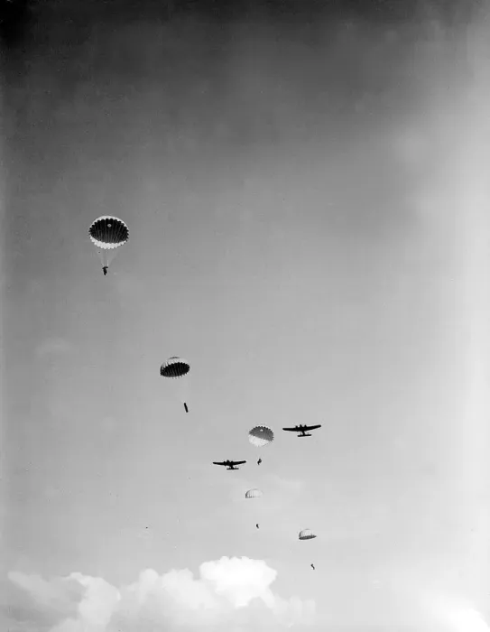 Framed Print : British Paratrooperss Army Soldiers WW2 1939-1945 Parachute regiment coming