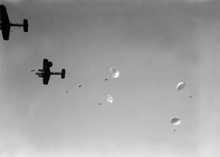 Framed Print : British Paratrooperss Army Soldiers WW2 1939-1945 Parachute regiment coming Framed Print : British Paratrooperss Army Soldiers WW2 1939-1945 Parachute regiment coming