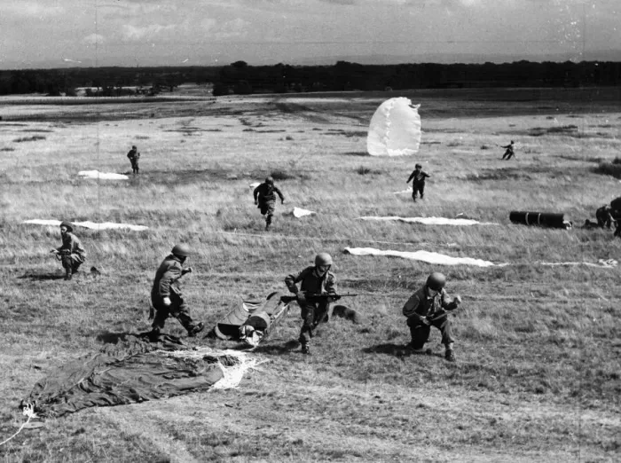 Framed Print : British paratroops in a training exercise. November 1942