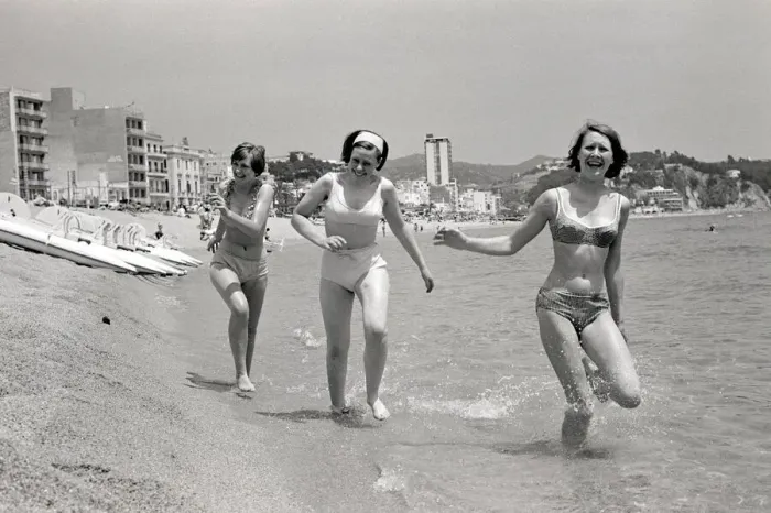 Framed Print : British People Abroard Holidaymakers June 1965 *** Local Framed Print : British People Abroard Holidaymakers June 1965 *** Local