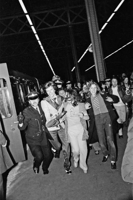 Framed Print : British pop singer David Boowie greeted by crowds of fans at Charing Cross Station
