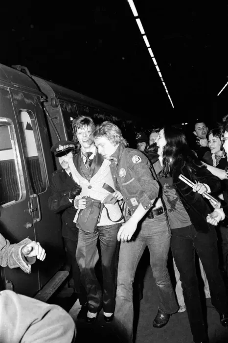 Framed Print : British pop singer David Boowie greeted by crowds of fans at Charing Cross Station Framed Print : British pop singer David Boowie greeted by crowds of fans at Charing Cross Station