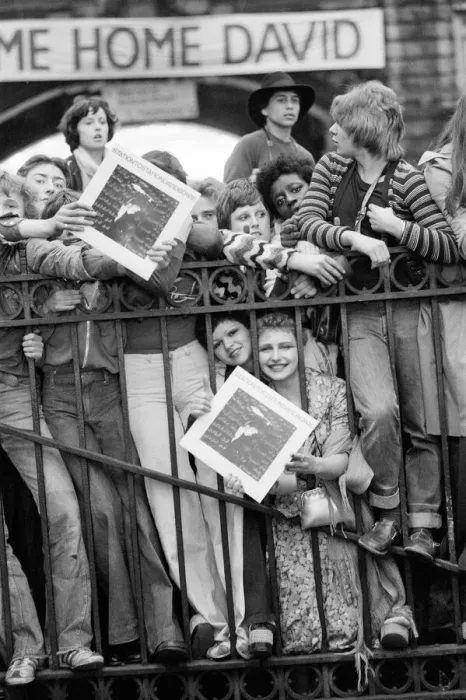 Framed Print : British pop singer David Bowie arrives home at Victoria Station Framed Print : British pop singer David Bowie arrives home at Victoria Station