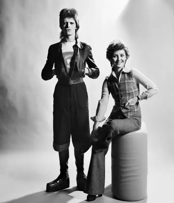 Framed Print : British pop singer David Bowie poses with Lulu in the Daily Mirror studio