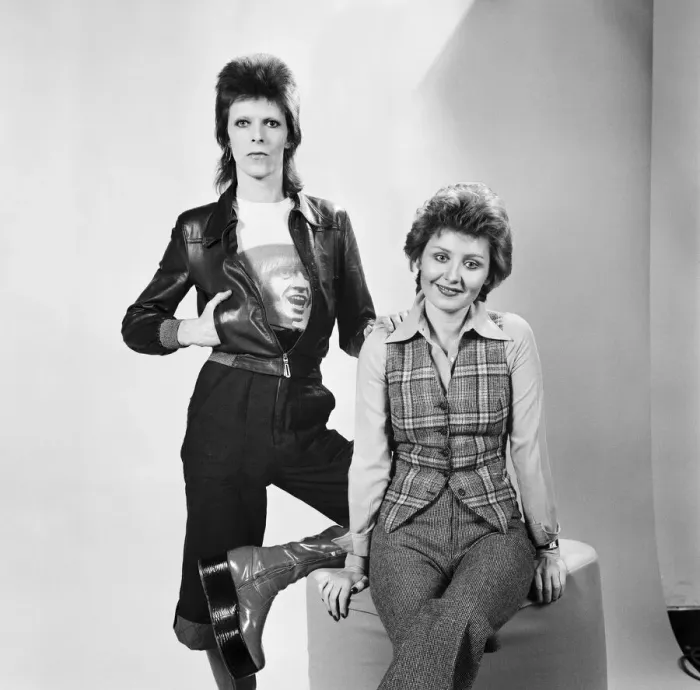 Framed Print : British pop singer David Bowie poses with Lulu in the Daily Mirror studio Framed Print : British pop singer David Bowie poses with Lulu in the Daily Mirror studio