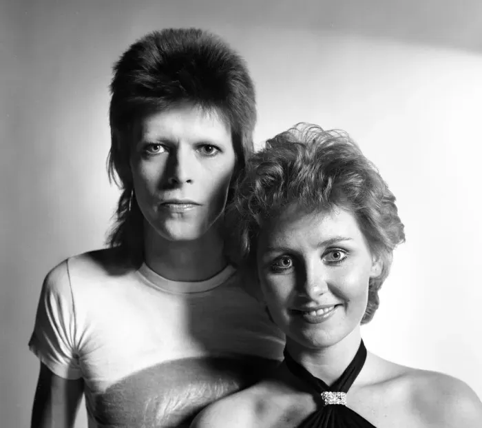 Framed Print : British pop singer David Bowie poses with Lulu in the Daily Mirror studio