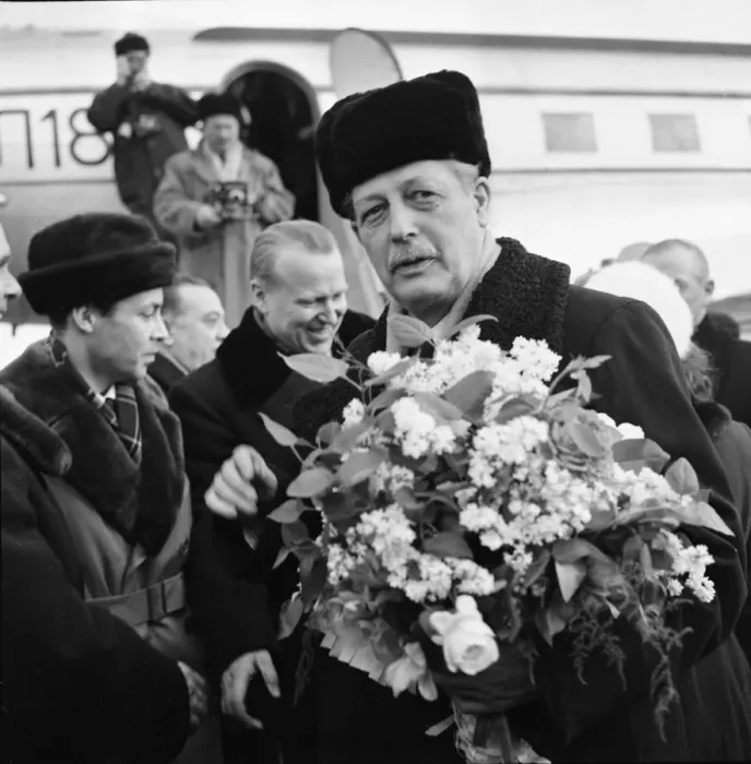 Framed Print : British Prime Minister Harold MacMillan seen here arriving at Moscow airport at the start Framed Print : British Prime Minister Harold MacMillan seen here arriving at Moscow airport at the start