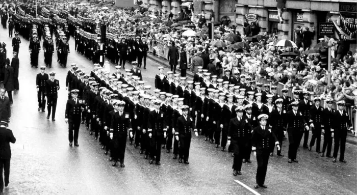 Framed Print : BRITISH SERVICEMEN AT THE START OF THE FALKLANDS PARADE THROUGH THE CITY OF LONDON - 12TH Framed Print : BRITISH SERVICEMEN AT THE START OF THE FALKLANDS PARADE THROUGH THE CITY OF LONDON - 12TH