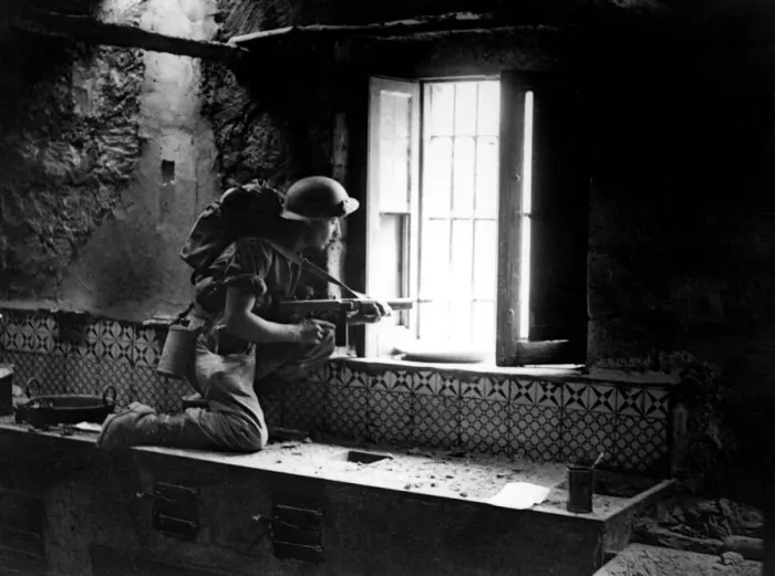 Framed Print : British soldier of the 8th Army seen here in street to street fight in the Southern Framed Print : British soldier of the 8th Army seen here in street to street fight in the Southern