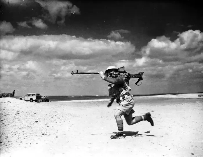 Framed Print : A British soldier jogging through the desert in Egypt with a Boyes anti-tank rifle over