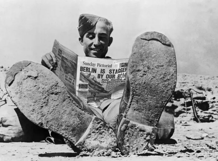 Framed Print : A British soldier reads the Sunday pictorial newspaper in some off-duty leisure time