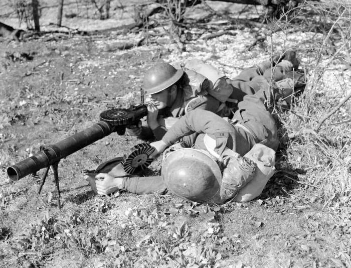 Framed Print : British soldiers in training using a Lewis Gun. W378L. c. 1942 Framed Print : British soldiers in training using a Lewis Gun. W378L. c. 1942
