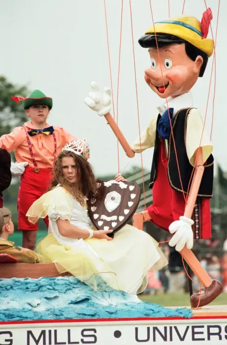 Framed Print : The British Steel Gala - A wave to the crowd from float winers Pinocchio. 2nd July 1994