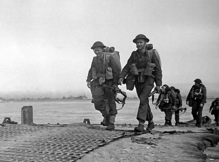 Framed Print : British troops disembark at Arromanches, code named Gold Beach Framed Print : British troops disembark at Arromanches, code named Gold Beach