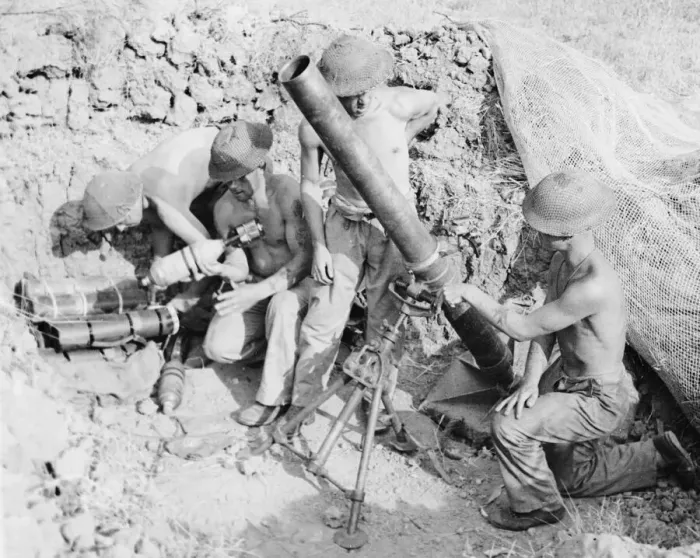 Framed Print : British Troops loading up mortar with bombs during Second World War in desert Framed Print : British Troops loading up mortar with bombs during Second World War in desert