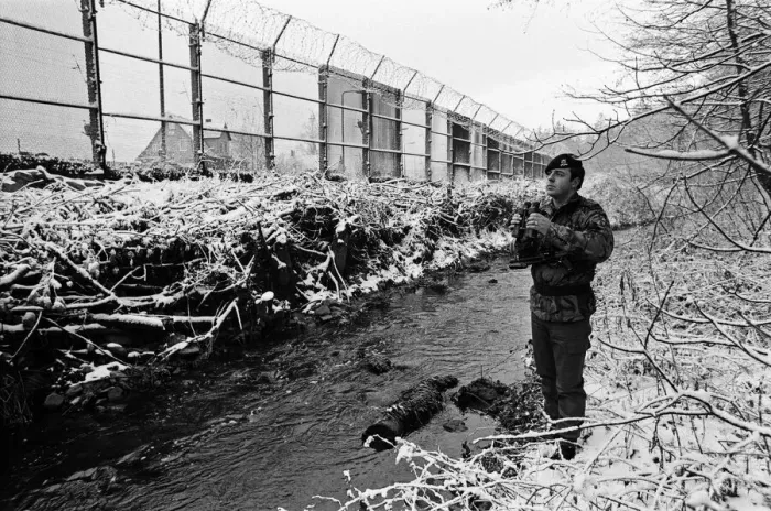 Framed Print : British troops patrolling the Berlin Wall between East and West Germany Framed Print : British troops patrolling the Berlin Wall between East and West Germany