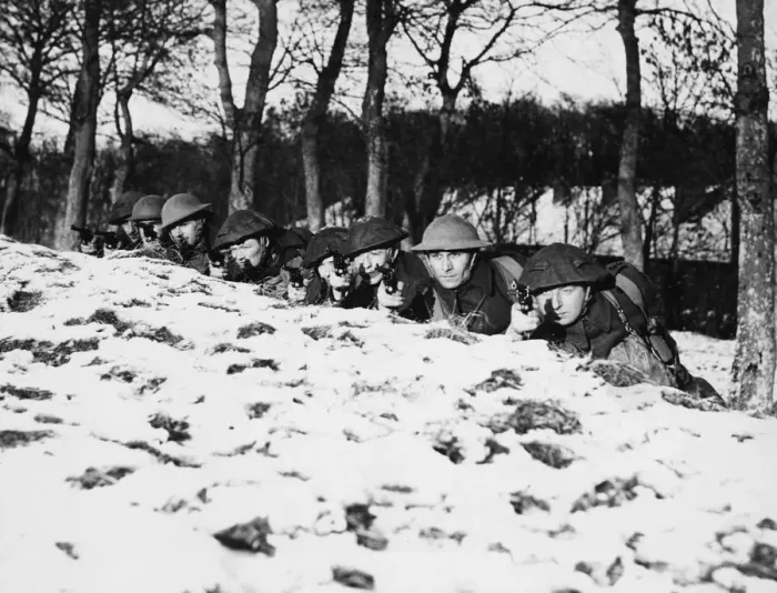 Framed Print : British troops practice with revolvers in France during the Second World War Framed Print : British troops practice with revolvers in France during the Second World War