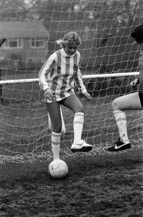 Framed Print : Britt Ekland trains with Wolverhampton Wanderers F. C. 22nd November 1979 Framed Print : Britt Ekland trains with Wolverhampton Wanderers F. C. 22nd November 1979
