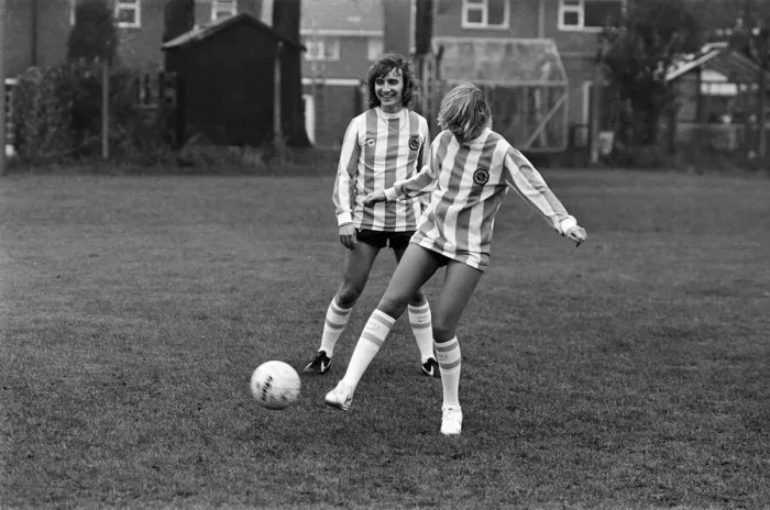 Framed Print : Britt Ekland trains with Wolverhampton Wanderers F. C. 22nd November 1979 Framed Print : Britt Ekland trains with Wolverhampton Wanderers F. C. 22nd November 1979
