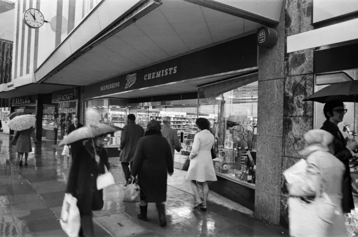 Framed Print : Broad Street, Reading, Berkshire. Boots chemist. 27th January 1975