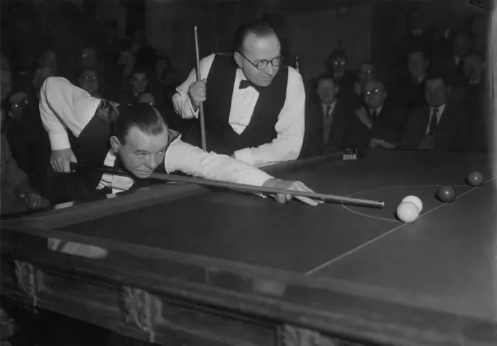 Framed Print : Brothers Joe (striking) and Fred Davis in the last session of the world match contest in