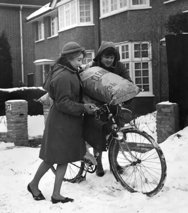 Framed Print : Broxbourne Grammar Schoolgirls Christine Wallace (L) and Jone Hay walk home from school